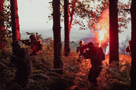 Foto de Equipo de soldados en acción en concepto de misión nocturna militery. - Imagen libre de derechos