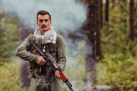 Téléchargez les photos : Guerrier guerrier guerrier guerrier militant terroriste en colère dans la forêt. - en image libre de droit