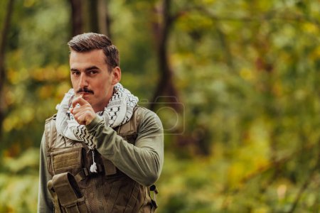 Foto de Terrorista tener un descanso y fumar cigarrillo en el bosque durante la batalla. - Imagen libre de derechos