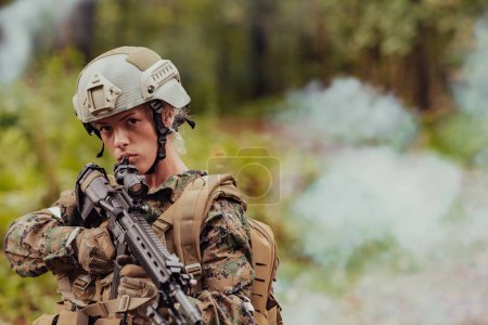 Téléchargez les photos : Femme soldat prête pour la bataille portant un équipement militaire de protection et une arme. - en image libre de droit
