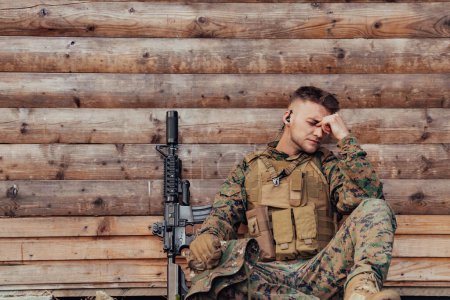 Téléchargez les photos : Soldat contrarié a des problèmes psychologiques tenant sa tête. - en image libre de droit