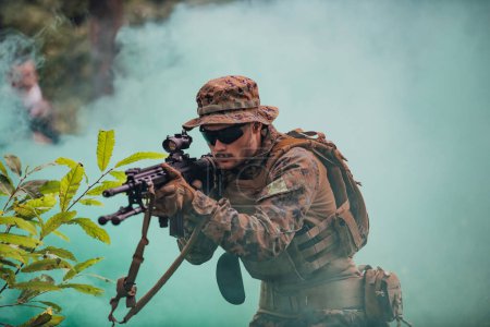 Téléchargez les photos : Soldat de guerre moderne en service dans des zones forestières denses et dangereuses. Opérations de sauvetage militaire dangereuses. - en image libre de droit