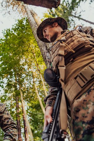 Téléchargez les photos : Portrait de soldat avec équipement tactique de l'armée de protection et arme ayant une pause et de détente. - en image libre de droit