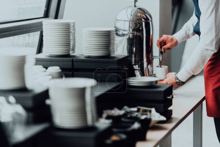 Téléchargez les photos : Le serveur prépare le café pour les clients de l'hôtel. Photo rapprochée du service dans les hôtels modernes. - en image libre de droit