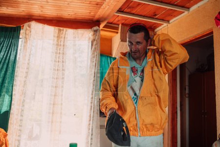Foto de Apicultor se puso un traje de apicultura protector y se prepara para entrar en el colmenar. - Imagen libre de derechos