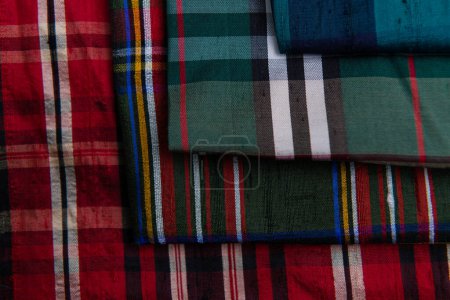 Foto de Colección de telas escocesas de moda. Muestras de diferentes tejidos naturales para coser una colección de ropa de moda. Amplia selección de telas en la tienda o sastrería. Alta calidad - Imagen libre de derechos