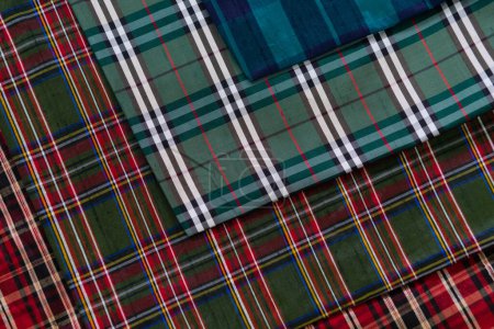 Foto de Colección de telas escocesas de moda. Muestras de diferentes tejidos naturales para coser una colección de ropa de moda. Amplia selección de telas en la tienda o sastrería. Alta calidad - Imagen libre de derechos