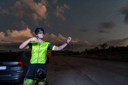Téléchargez les photos : Triathlète en équipement professionnel qui court tôt le matin, se prépare pour un marathon, se consacre au sport et est prêt à relever les défis d'un marathon - en image libre de droit