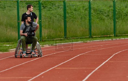 Téléchargez les photos : Un caméraman filmant les participants de la course paralympique sur le parcours du marathon. Photo de haute qualité - en image libre de droit