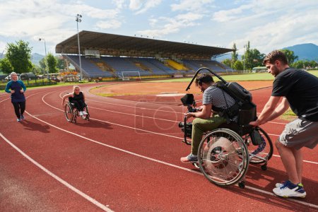 Foto de Un camarógrafo filmando a los participantes de la carrera paralímpica en el curso de maratón. Foto de alta calidad - Imagen libre de derechos