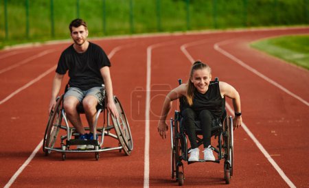 Téléchargez les photos : Un couple de personnes handicapées inspirantes font preuve d'une détermination et d'une force incroyables alors qu'elles s'entraînent ensemble pour les Jeux paralympiques en poussant leur fauteuil roulant sur une piste de marathon. - en image libre de droit