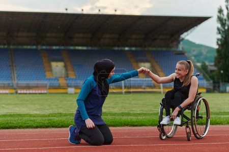 Téléchargez les photos : Une musulmane portant une burqa soutient son amie handicapée dans un fauteuil roulant alors qu'elle s'entraîne ensemble sur un parcours de marathon - en image libre de droit