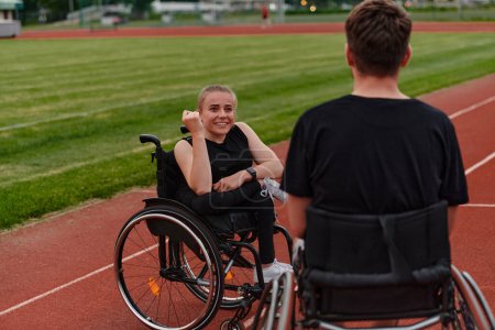 Téléchargez les photos : Une femme handicapée en fauteuil roulant discute avec un ami après s'être entraînée sur le parcours du marathon. - en image libre de droit