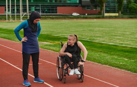 Téléchargez les photos : Une musulmane portant une burqa se reposant avec une femme handicapée après une séance d'entraînement difficile sur le parcours du marathon. - en image libre de droit