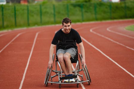 Téléchargez les photos : Une personne handicapée en fauteuil roulant s'entraîne inlassablement sur la piste en préparation des Jeux paralympiques - en image libre de droit