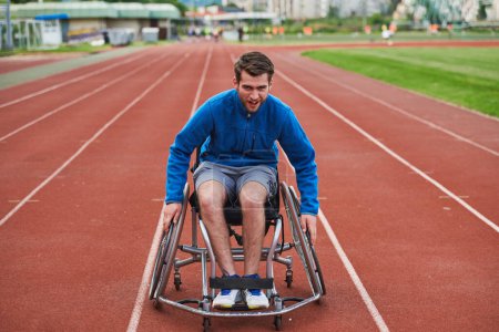 Téléchargez les photos : Une personne handicapée en fauteuil roulant s'entraîne inlassablement sur la piste en préparation des Jeux paralympiques - en image libre de droit