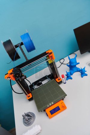 Photo pour Imprimante 3D moderne pour créer des modèles 3D et des matériaux sur la table dans les laboratoires à côté de l'ordinateur. Photo de haute qualité - image libre de droit