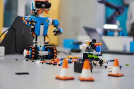 Foto de Varios componentes e instalaciones para la fabricación de robots llenan el espacio, lo que representa la intrincada mezcla de tecnología, ingeniería e innovación involucrada en el desarrollo y montaje de - Imagen libre de derechos