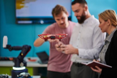 Foto de Un grupo de estudiantes trabajando juntos en un laboratorio, dedicados a explorar las capacidades aerodinámicas de un dron. - Imagen libre de derechos