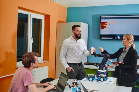Foto de Un grupo de colegas que trabajan juntos en un laboratorio de robótica, centrándose en los intrincados campos de la robótica y la impresión 3D. Mostrar su dedicación a la innovación, mientras se dedican a la investigación - Imagen libre de derechos
