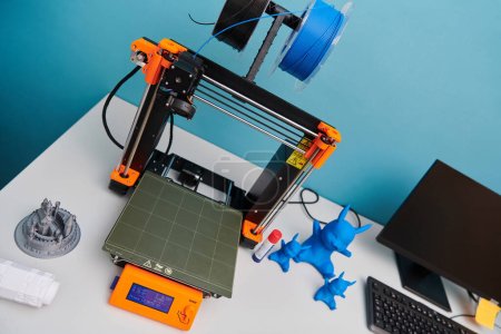 Foto de Impresora 3D moderna para la creación de modelos 3D y materiales sobre la mesa en los laboratorios junto a la computadora. Foto de alta calidad - Imagen libre de derechos
