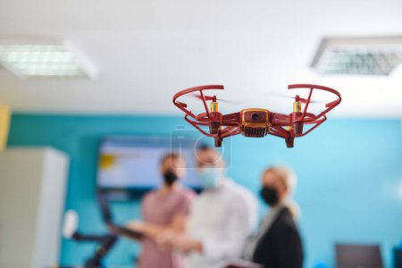 Foto de Un grupo de estudiantes trabajando juntos en un laboratorio, dedicados a explorar las capacidades aerodinámicas de un dron. - Imagen libre de derechos