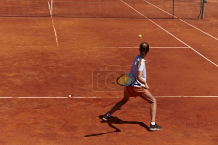 Una joven que muestra habilidades profesionales de tenis en un partido competitivo en un día soleado, rodeada por la estética moderna de una cancha de tenis