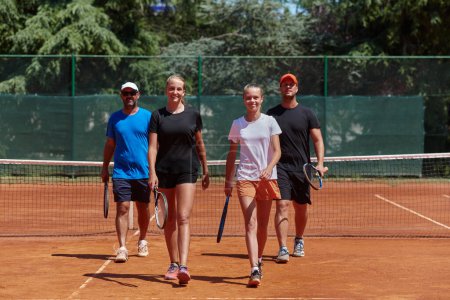 Foto de Club de tenis juntos después de un duro entrenamiento, mostrando su dedicación, trabajo duro y trabajo en equipo - Imagen libre de derechos