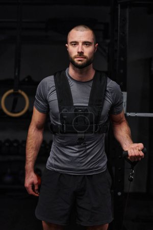 Foto de Ejercicios musculosos de brazo de trabajo en un gimnasio moderno, mostrando su fuerza y dedicación al fitness - Imagen libre de derechos