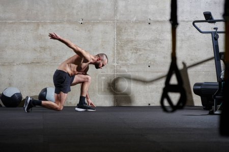 Foto de Un hombre musculoso parado en la posición inicial para correr, exudando determinación y preparación para un entrenamiento intenso de fitness o competición atlética - Imagen libre de derechos