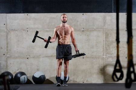 Foto de Un hombre musculoso realiza ejercicios de hombro en un gimnasio moderno, mostrando su fuerza y dedicación al fitness - Imagen libre de derechos