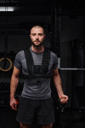 Téléchargez les photos : Un homme musclé travaillant bras exercices dans une salle de gym moderne, montrant sa force et son dévouement à la forme physique - en image libre de droit