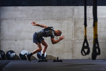 Foto de Una pareja en forma en un gimnasio moderno, realizando ejercicios de carrera y mostrando su destreza atlética con un comienzo dinámico - Imagen libre de derechos