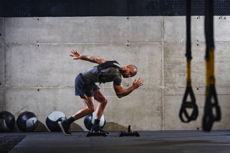 Foto de Una pareja en forma en un gimnasio moderno, realizando ejercicios de carrera y mostrando su destreza atlética con un comienzo dinámico - Imagen libre de derechos