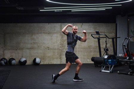 Foto de Hombre musculoso posando en un gimnasio moderno. Foto de alta calidad - Imagen libre de derechos