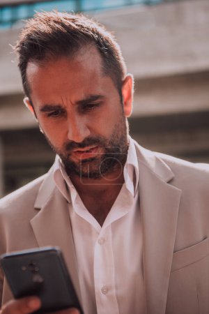 Téléchargez les photos : Un homme d'affaires utilisant son smartphone à l'extérieur, mettant en valeur l'intégration transparente de la technologie et de la mobilité dans la vie professionnelle moderne - en image libre de droit