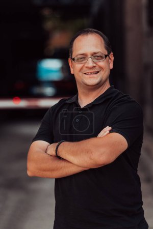 Téléchargez les photos : Un homme d'affaires à bras croisés, posant à l'extérieur. Photo de haute qualité - en image libre de droit
