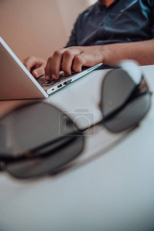 Téléchargez les photos : Photo en gros plan d'un programmeur tapant sur un ordinateur portable. Photo de haute qualité - en image libre de droit