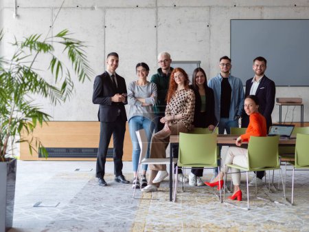 Foto de Un grupo diverso de empresarios exitosos se reúnen y posan para una foto, mostrando el trabajo en equipo y el empoderamiento profesional en un entorno de oficina moderno - Imagen libre de derechos