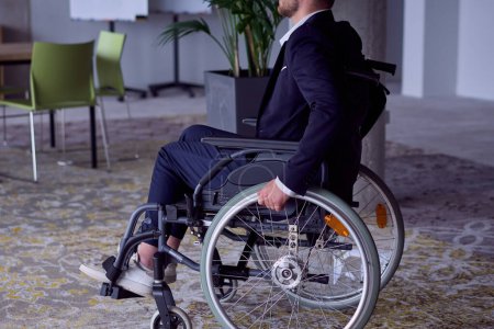 Foto de Foto de cerca de un hombre de negocios en silla de ruedas. Foto de alta calidad - Imagen libre de derechos