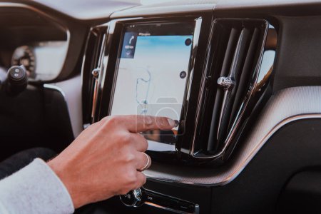 Foto de Primer plano de la mano del hombre usando navegación GPS dentro del coche. - Imagen libre de derechos
