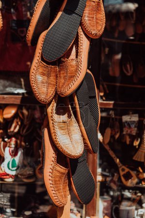 Foto de Folklore macedonio, sandalias marrón. Zapatos viejos. Parte de la tradición. Pantalones negros, de cerca. - Imagen libre de derechos