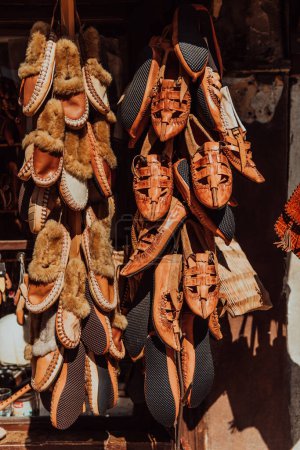 Foto de Folklore macedonio, sandalias marrón. Zapatos viejos. Parte de la tradición. Pantalones negros, de cerca. - Imagen libre de derechos