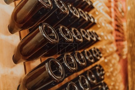 Foto de Vino o barricas de coñac en la bodega de la bodega, barricas de vino de madera en perspectiva. Vaults.Vintage barricas de roble de cerveza artesanal o brandy. - Imagen libre de derechos