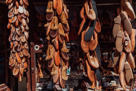 Téléchargez les photos : Folklore macédonien, sandales brunes. Des vieilles chaussures. Ça fait partie de la tradition. Pantalon noir, gros plan. - en image libre de droit