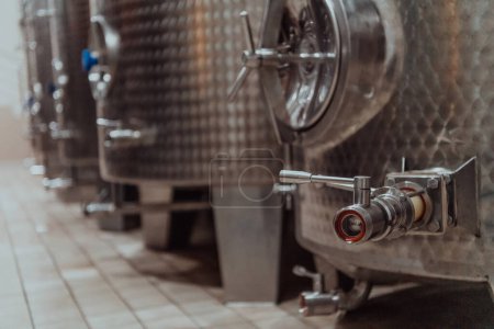 Téléchargez les photos : Distillerie de vin moderne et brasserie avec bouilloires tuyaux et réservoirs en acier inoxydable. - en image libre de droit