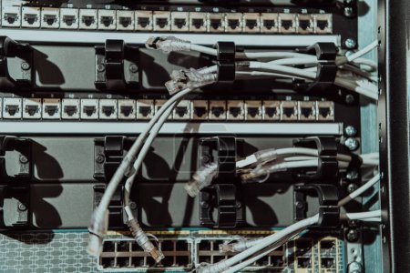 Téléchargez les photos : Gros plan du technicien qui installe le réseau dans la salle des serveurs . - en image libre de droit