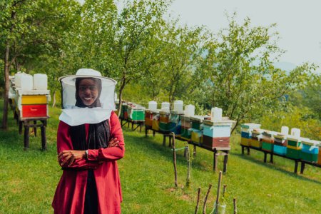 Foto de Retrato de un inversor árabe situado en una gran granja de miel. Invertir en pequeñas empresas. - Imagen libre de derechos
