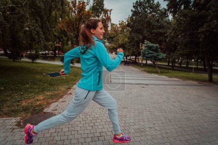 Foto de Mujeres en ropa deportiva corriendo en un entorno urbano moderno. El concepto de un estilo de vida deportivo y saludable. - Imagen libre de derechos