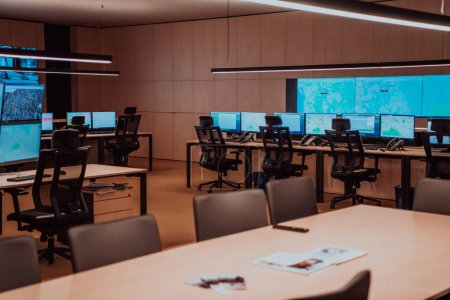 Téléchargez les photos : Empty interior of big modern security system control room, workstation with multiple displays, monitoring room with at security data center Empty office, desk, and chairs at a main CCTV security data - en image libre de droit